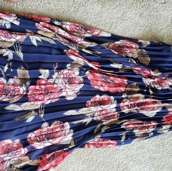 Dress - Picture 6 of 7